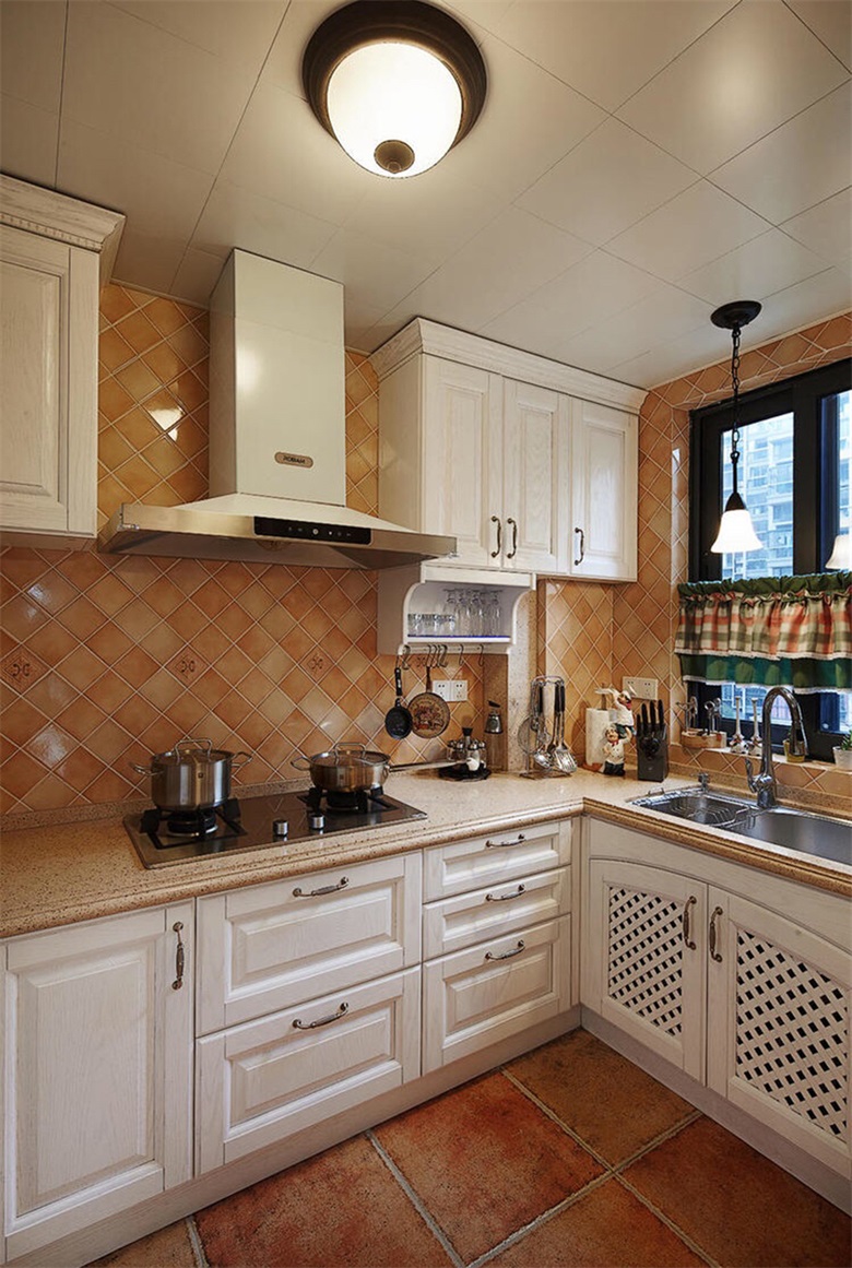 厨房空间白色与米色搭配，展现不凡的格调，搭配照明装饰，空间更加精致。