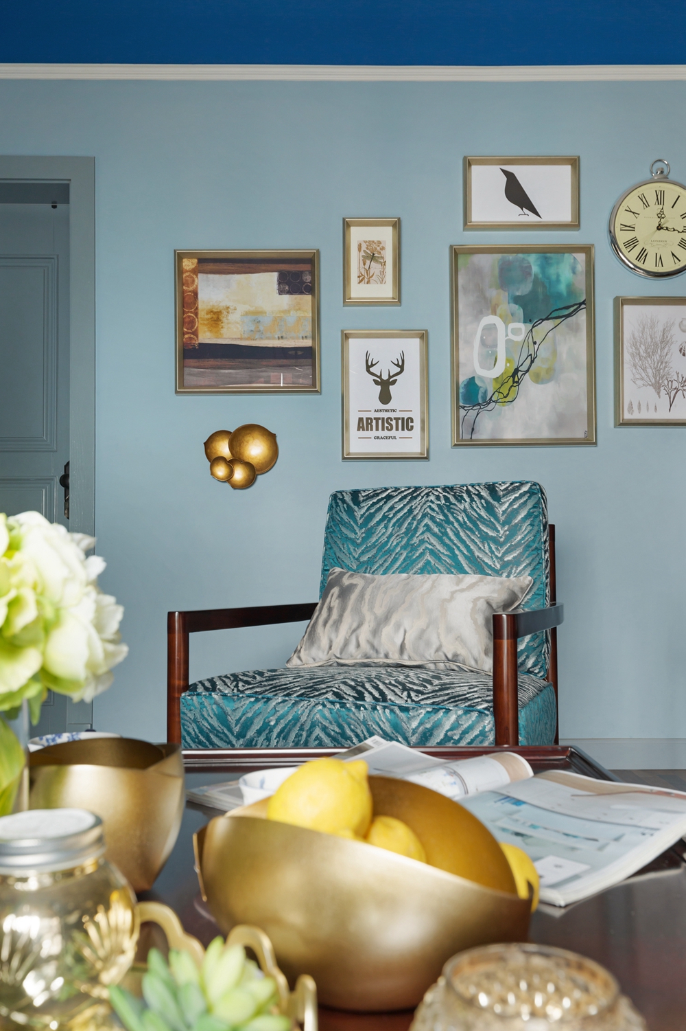 客厅以蓝色为主色，局部设计规则的石膏线，搭配精致的灯饰，客厅的美好生活油然而生。