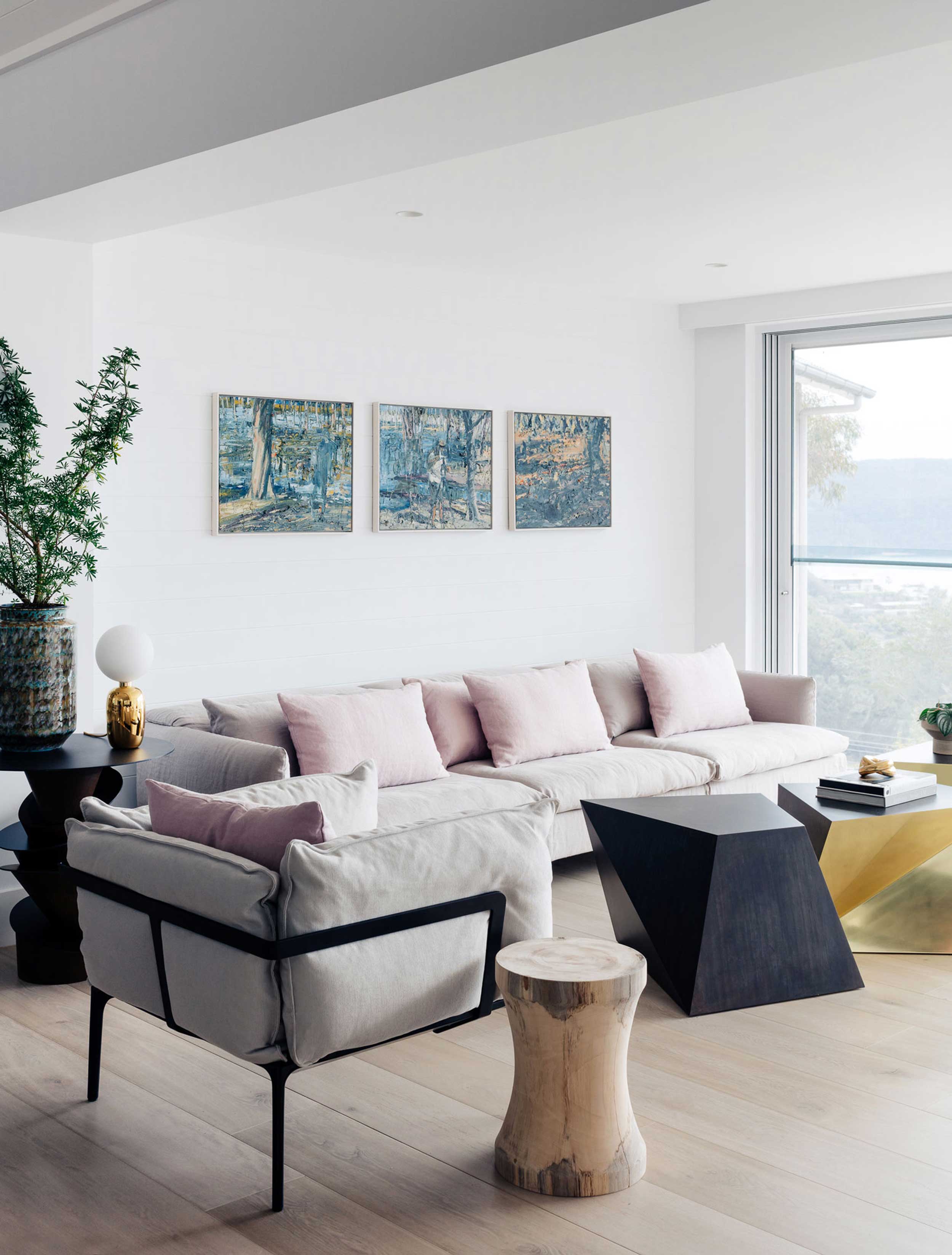 设计师选用布艺作为客厅家具的主要材质，木地板细腻的纹理，提升了空间的整体质感。