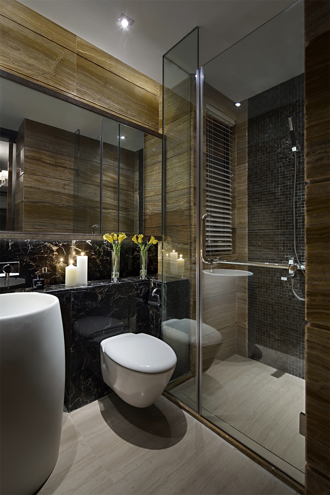 卫生间采用了干湿分离设计,米色背景墙肌理自然,使空间更加从容温馨.