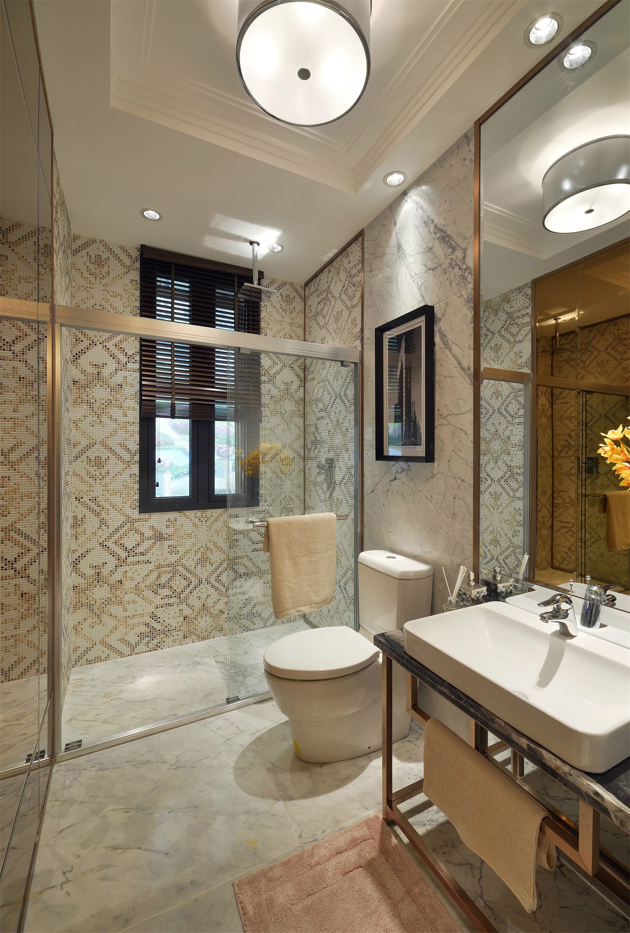 卫生间采用干湿分离设计，淋浴空间的花砖提升色调，营造出时尚精致的空间氛围。