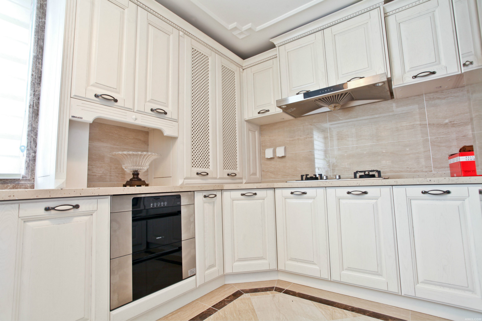 厨房以白色为主，铺贴小瓷砖，更好的方便擦拭