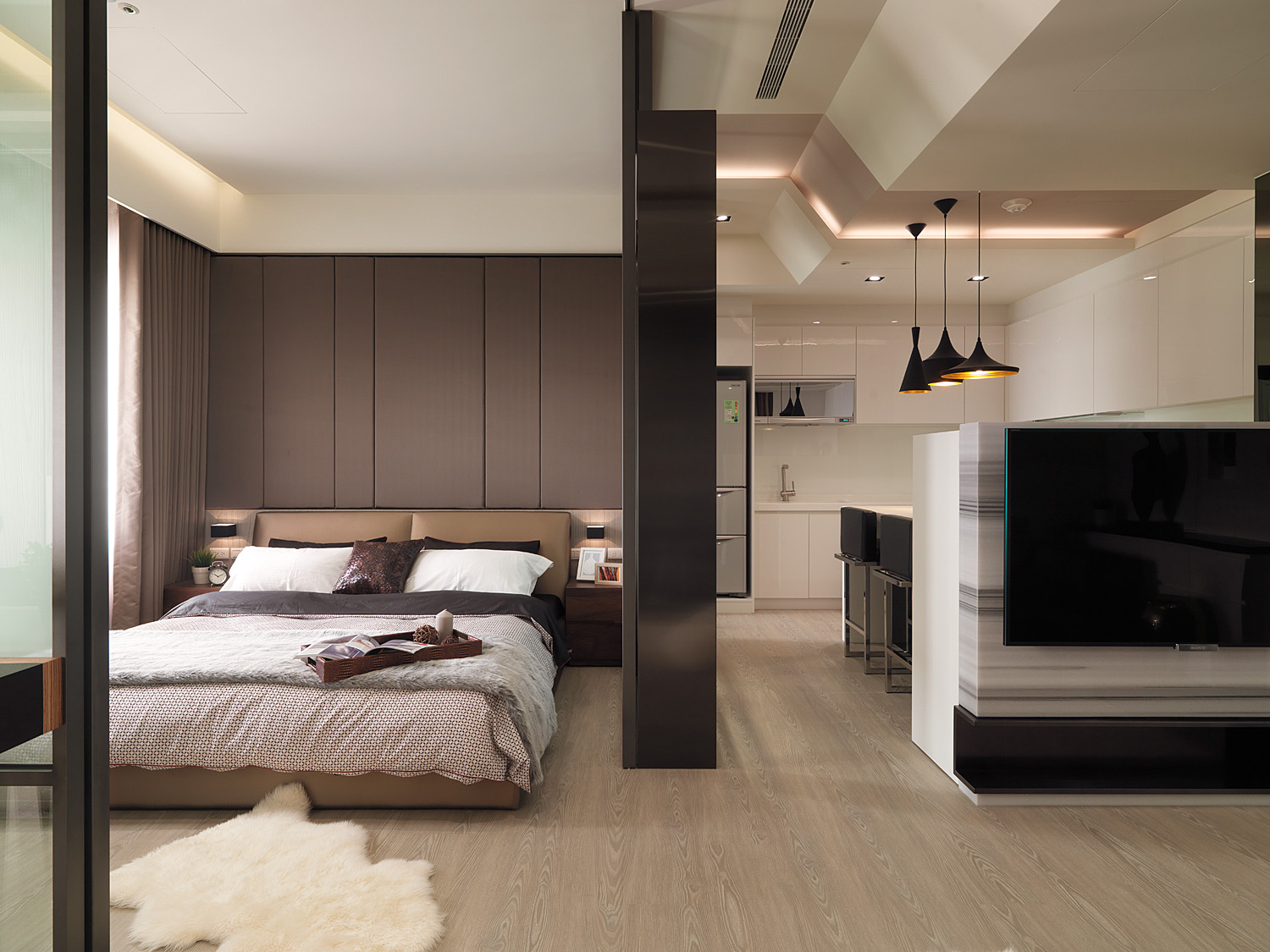 主卧配色优雅，配以舒适的床品装饰，营造出温馨、安适的空间氛围。