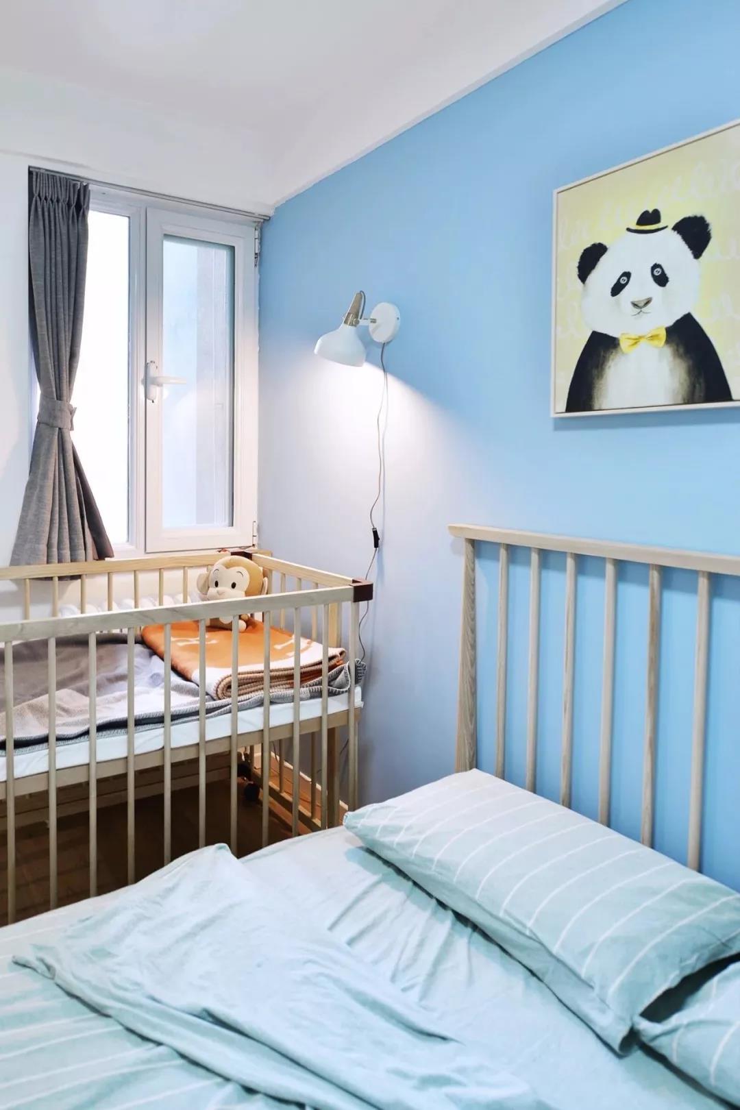 儿童房整体使用淡蓝色为主题，壁灯、装饰画让空间充满玩乐趣味。