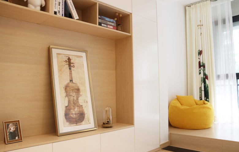 卫生间在灰色调的基础上，搭配原木家具，整体显得时尚简约又大方。