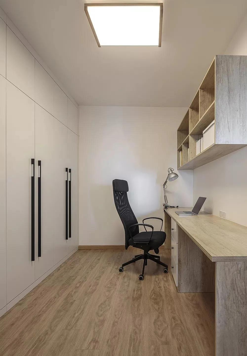 简单的书桌满足主人日常的办公和写字的需求，后置收纳柜，提升室内收纳功能。