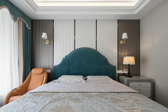 优雅复古的墨绿色床头，散发出高雅意味，床头灯成为提升空间“气色”的神器。