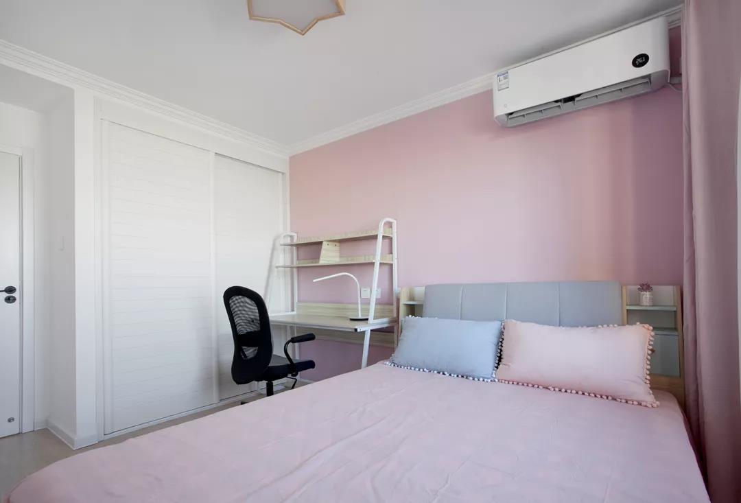 卧室以粉色为基调，床头配色为空间增添立体感。多处可见的创意装饰增添俏皮感。