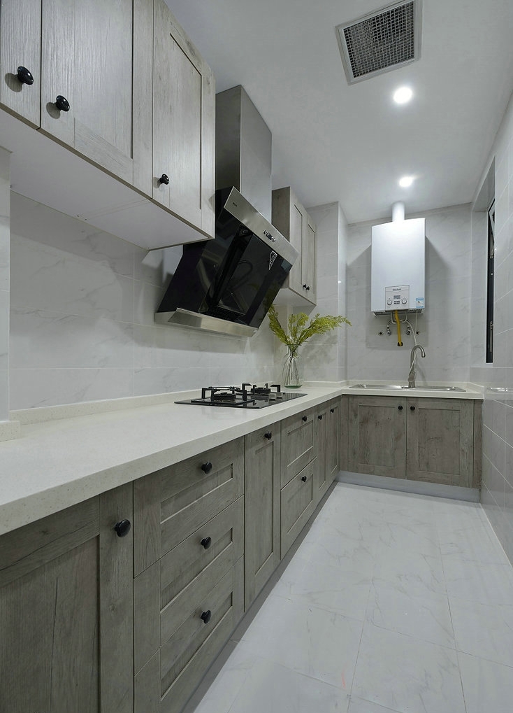 厨房以白色为主，干净靓丽。L型的橱柜最大限度保留了活动空间，行动更自如。