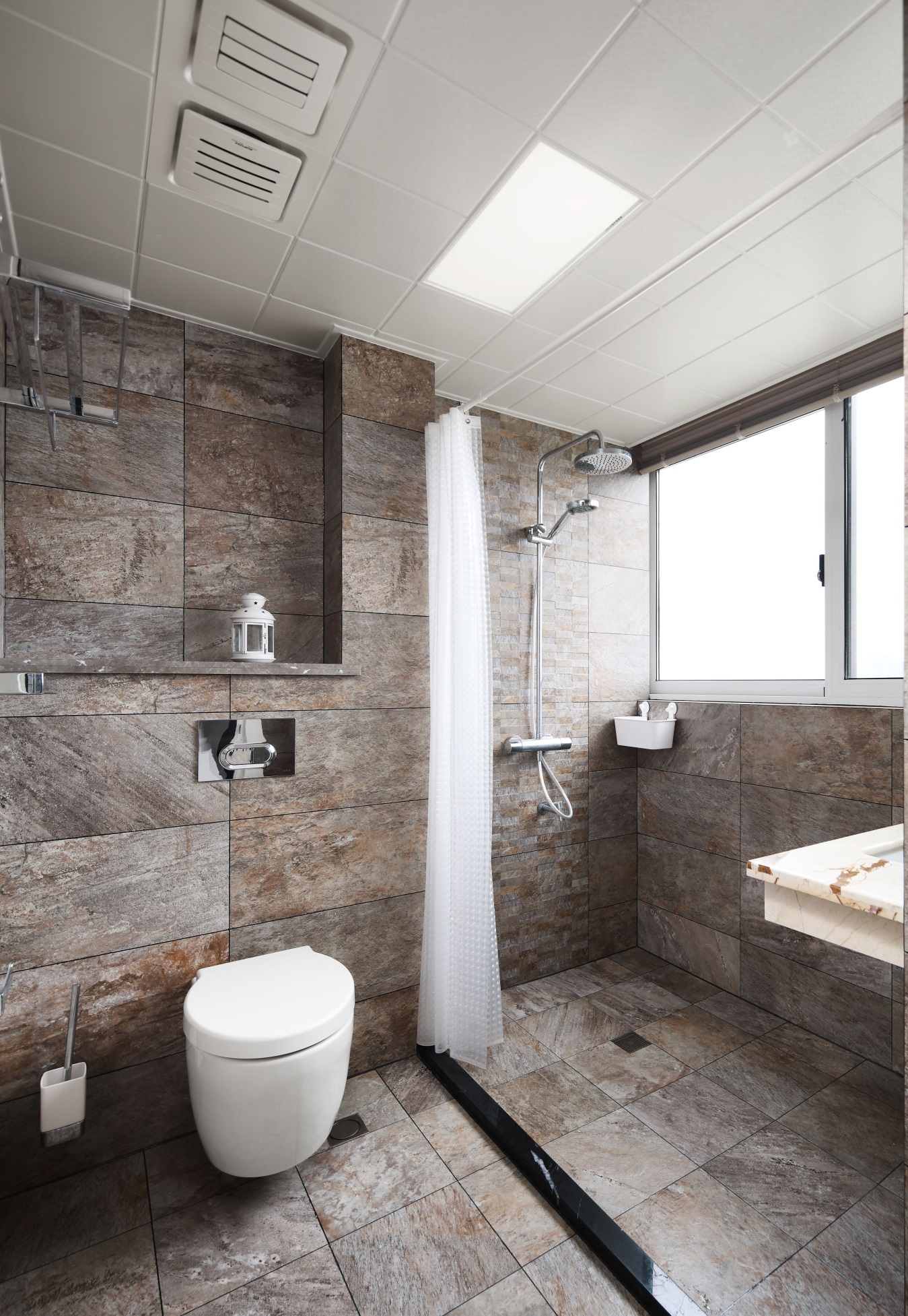 设计师为业主一家打造了一个高效的卫浴空间，采用浴帘作为干湿分离。 