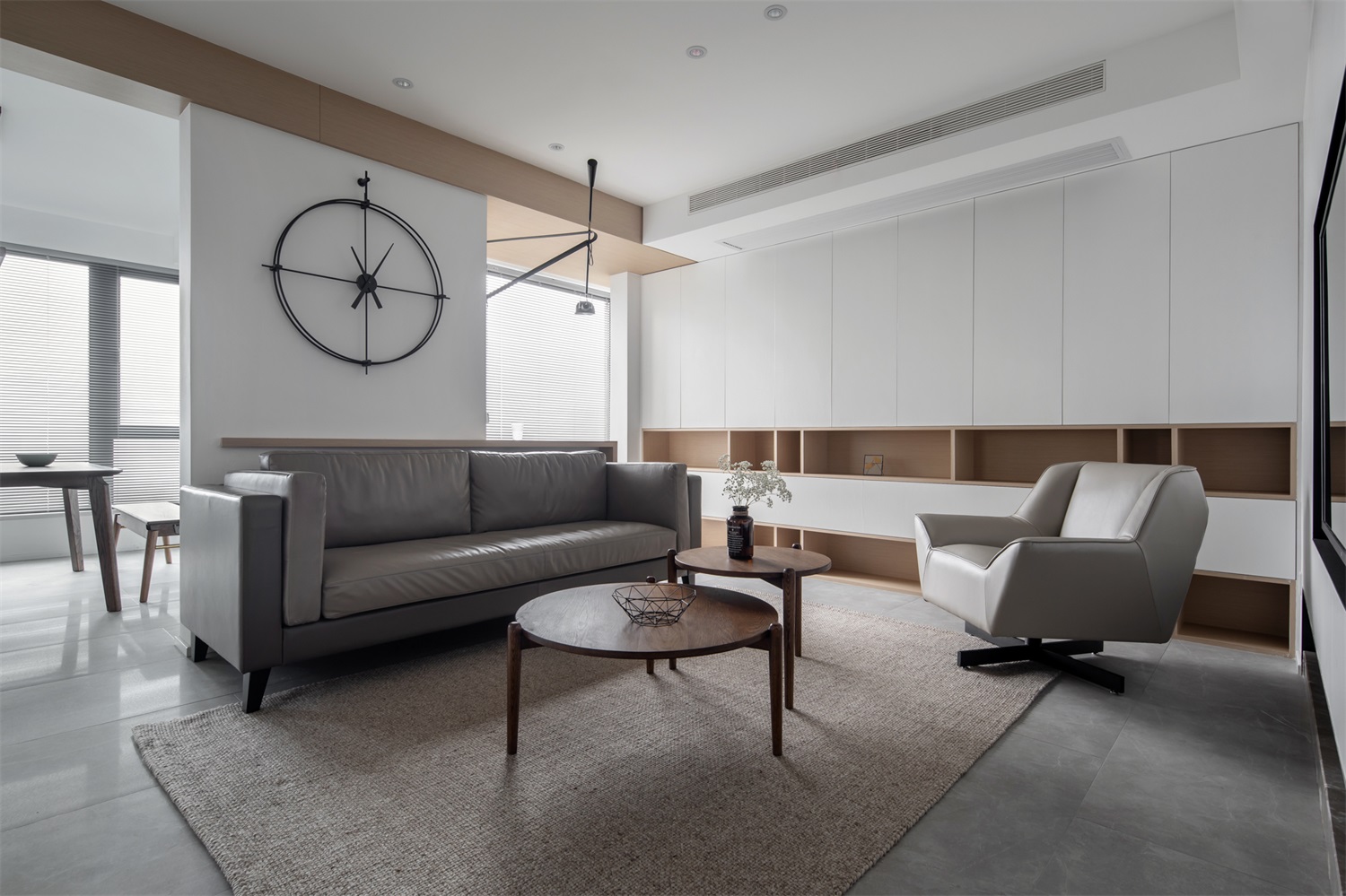 看似简单的客厅设计，却具备了当代设计的美感和深度，白色与木色在不经意间触摸心底。