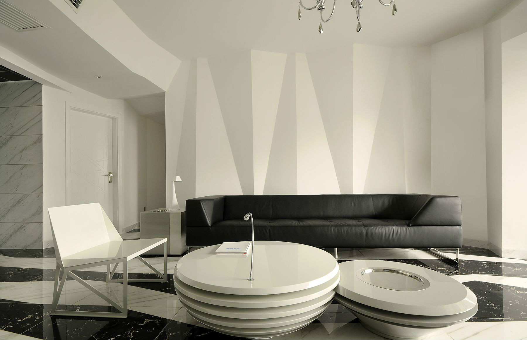 黑色沙发作为空间强调色，营造出现代格调，为空间增添了一份利落感。