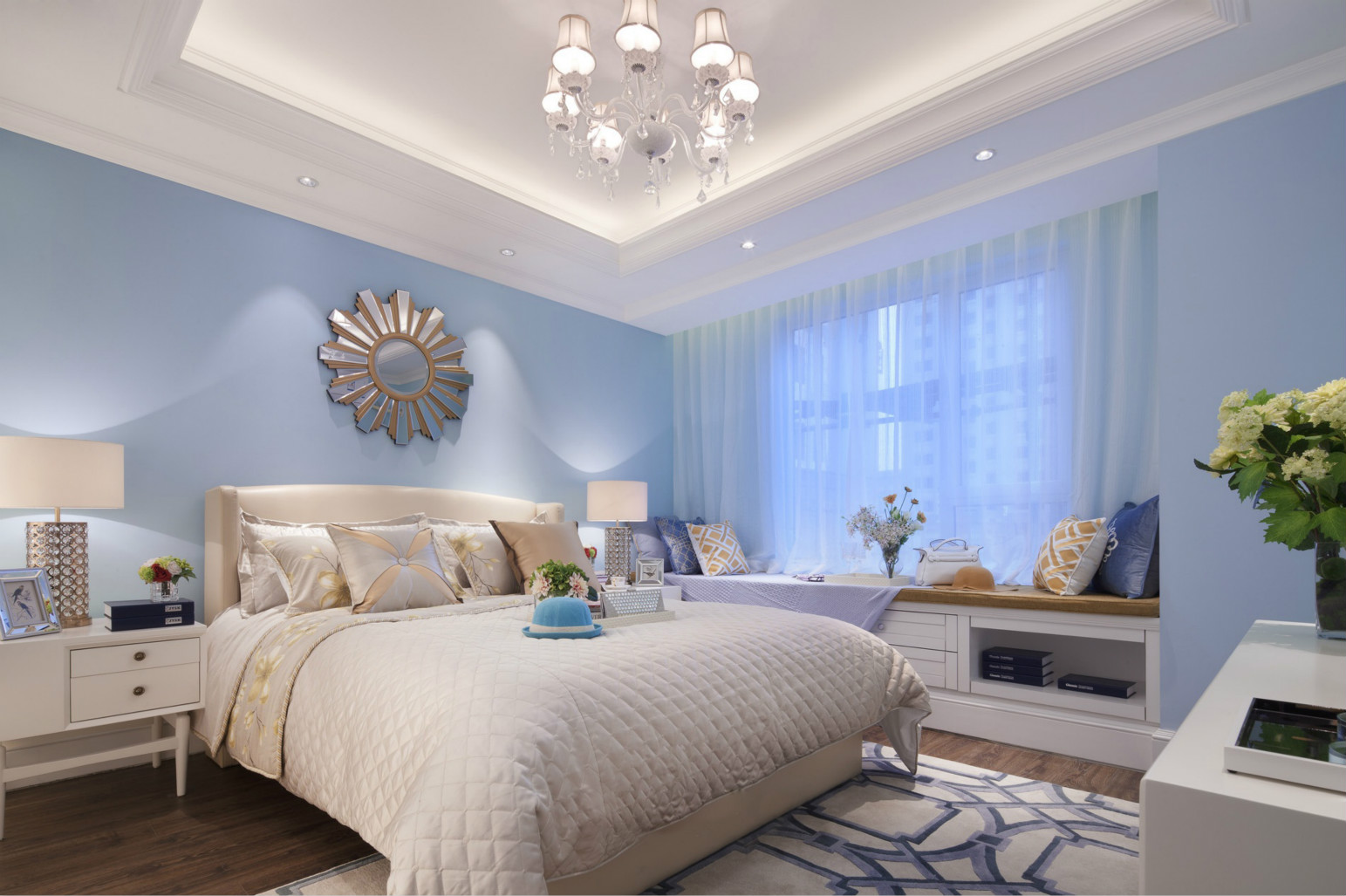 侧卧背景墙被显温馨，搭配白色床品与精致软装，空间高级而不浮夸。