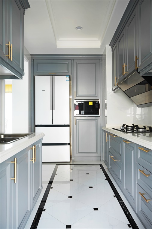 厨房除了实用功能，还包含美学与功能性，蓝灰色橱柜雅致时尚，餐厨空间高雅大气。