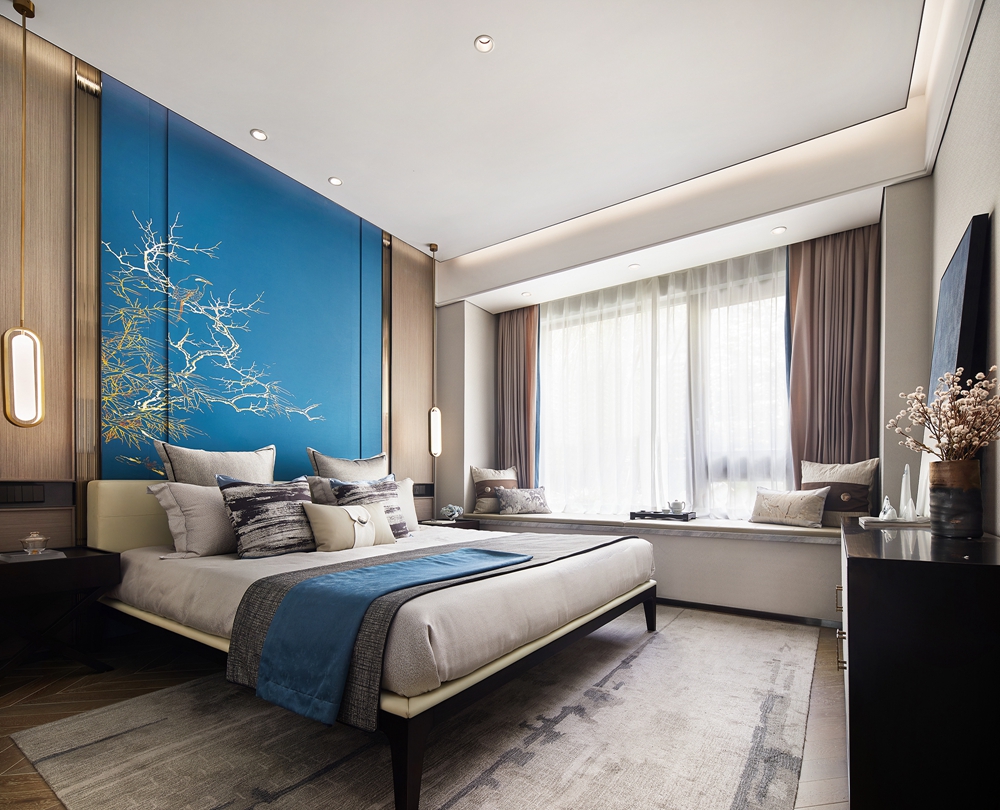 卧室蓝色背景挂画立刻使空间立刻散发出闲适的中式气息，禅意飘香。