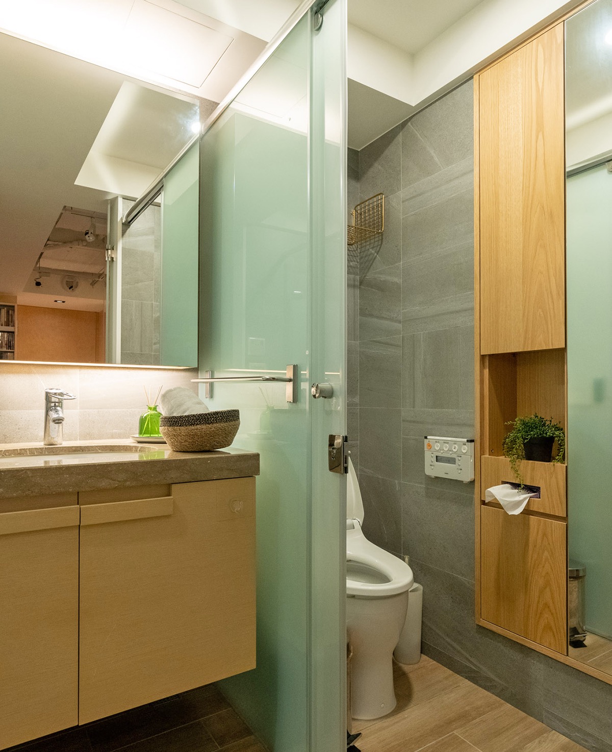 卫生间干湿分离设计，面积虽然不大，但配色温暖，能满足家人的使用需求。