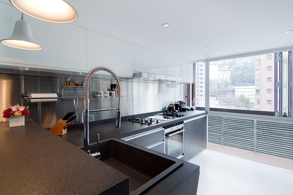 厨房空间中，浅色和深色的色彩对比设计，营造出空间的丰富层次。