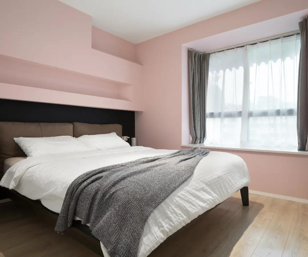 主卧的色彩十分丰富，粉色空间中搭配灰白色床品，整个空间都表现出时尚的态度。