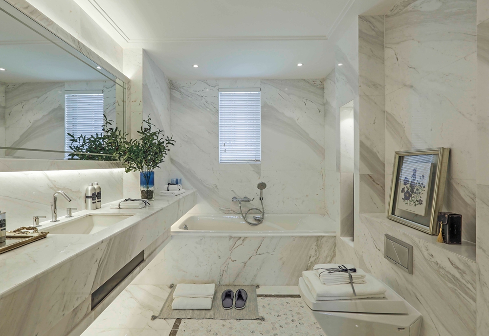 卫浴空间以白色为主基调，洁具也选用白色元素，使空间的浪漫的氛围更加浓厚。
