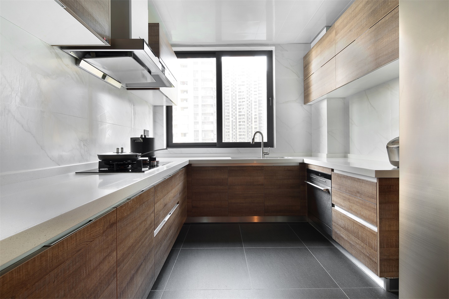 U型厨房分色感十足，动线设计合理，明亮宽敞，重的原木橱柜让整个空间更加稳定。
