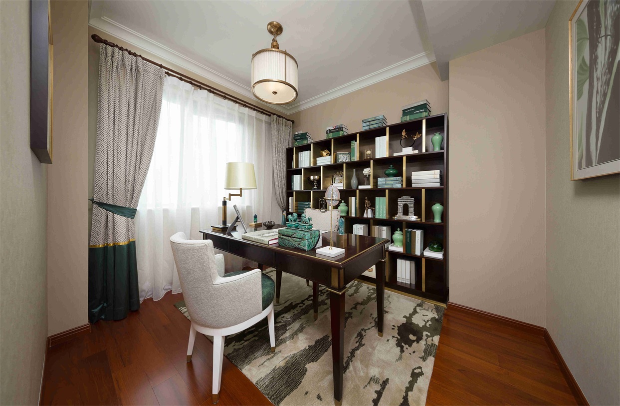 书房整体以较为高级的暖色为主体，通过书柜和饰品为点缀，营造出空间的品质感。