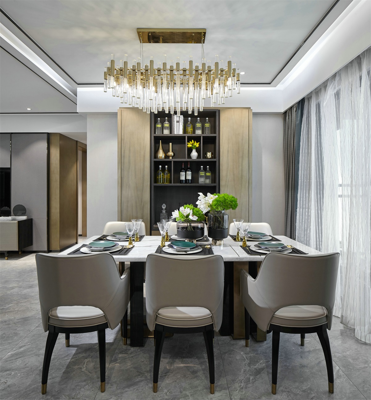 设计师使用不同的材质及元素来定义用餐空间，空间配色干净利落，直中人心。