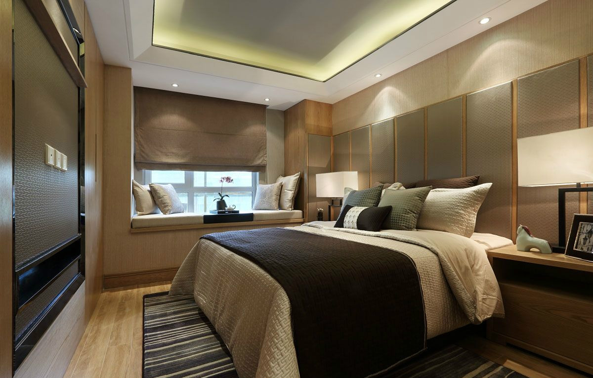 侧卧以大面积的木质材料为主，色彩上选取古朴又温馨，营造出大气舒适的空间氛围。