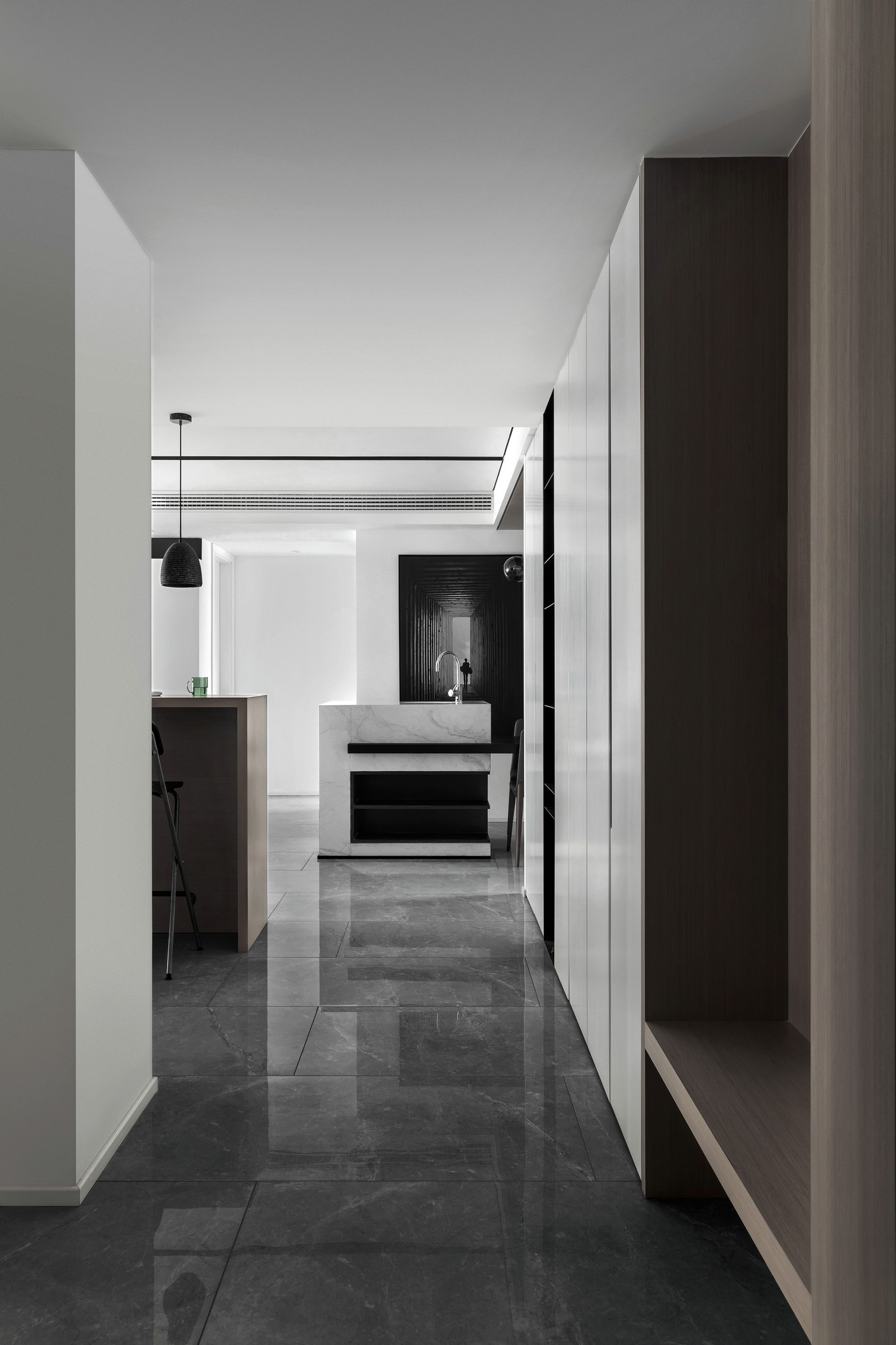灰色大理石地砖色感高级，玄关倍显雅致，玄关柜看似简单，功能感较强。