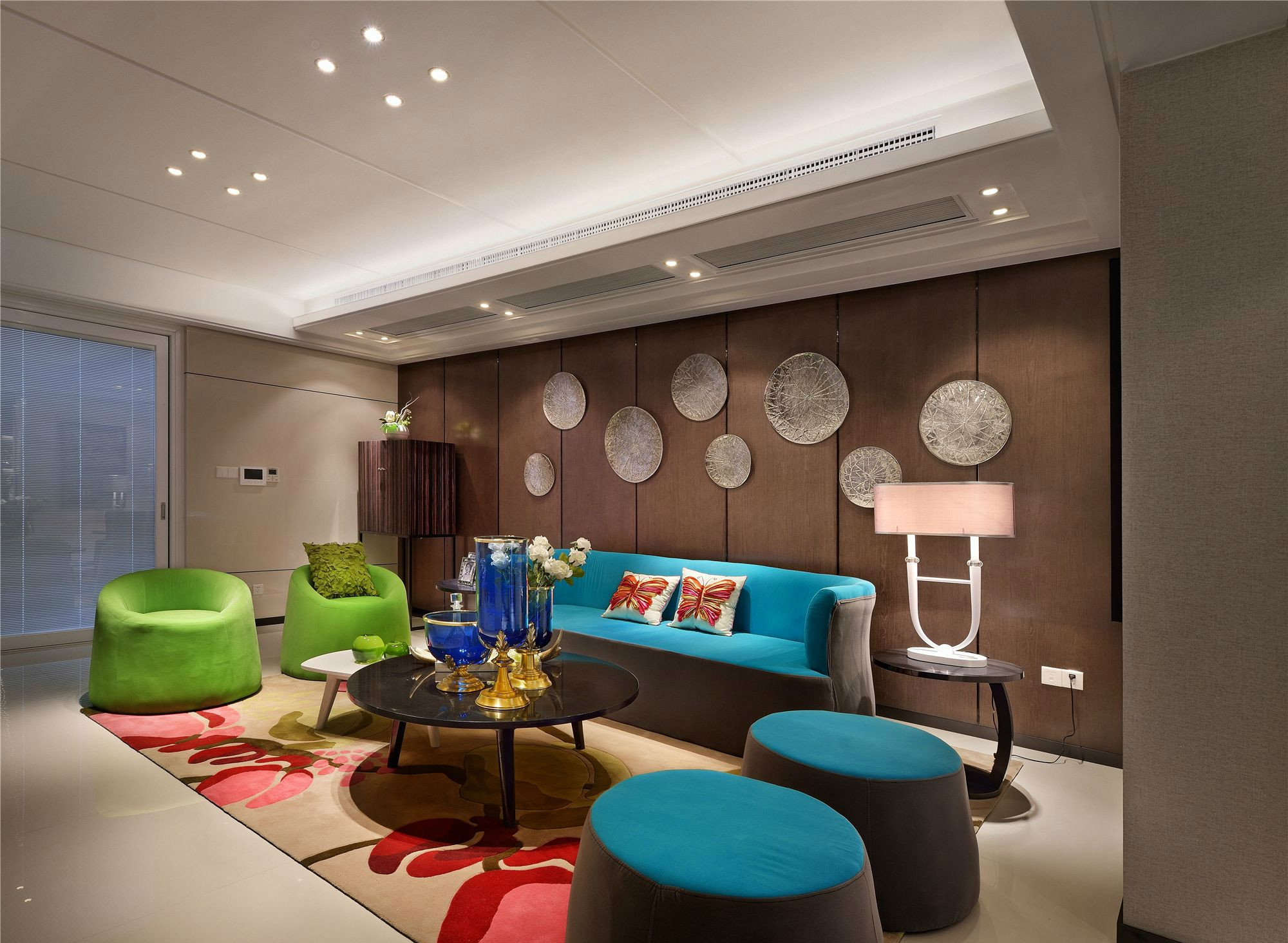 设计师通过合理地规划户型结构，使用围合式布局沙发，空间显得十分开阔。