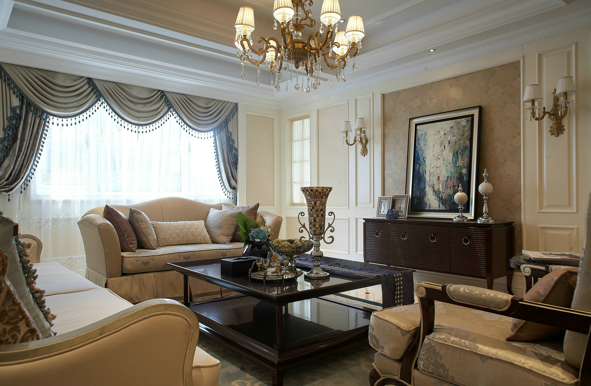 客厅设计是非常欧式化的手法，整个空间以米色为基调，打造出低调的宁静感。