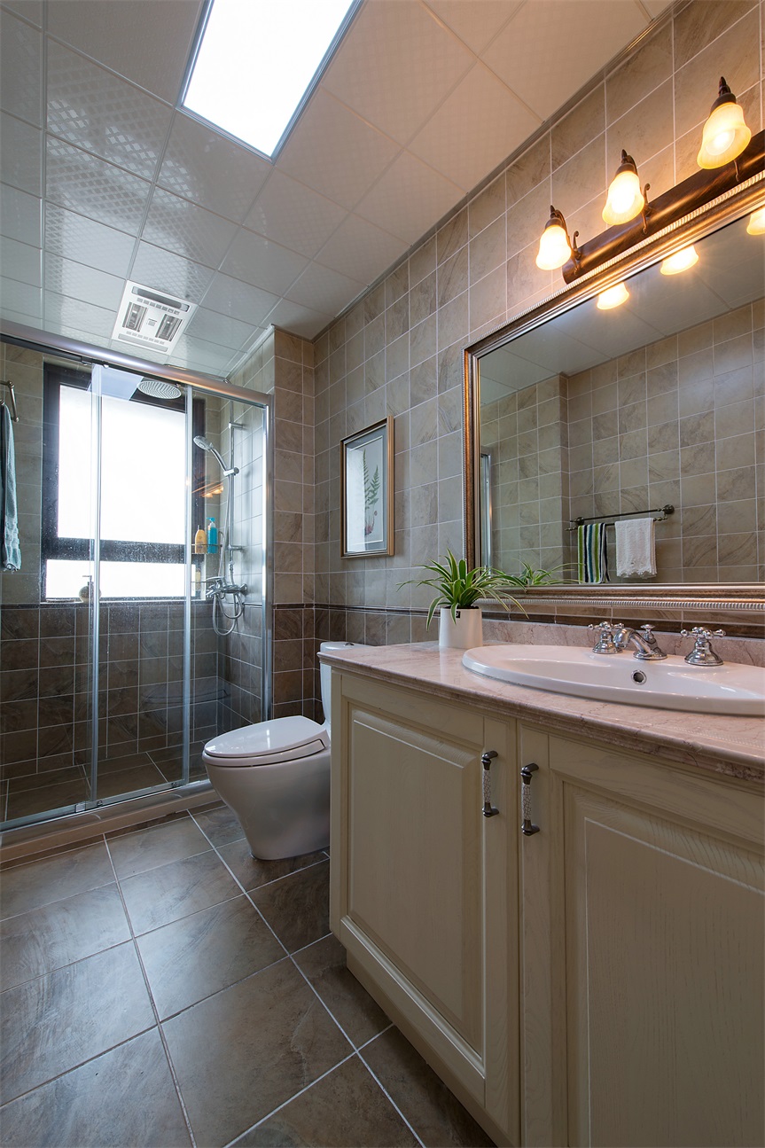 卫生间采用干湿分离设计，整个空间整洁有序，时尚简约之余不失品质感。