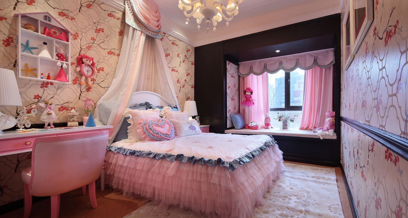 儿童房采用中式壁纸铺贴背景，并搭配粉色软装烘托，营造出温馨的视觉观感。