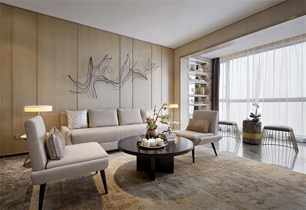 客厅大量留白的处理手法，和米色的沙发相结合，整个空间简约而不简单。