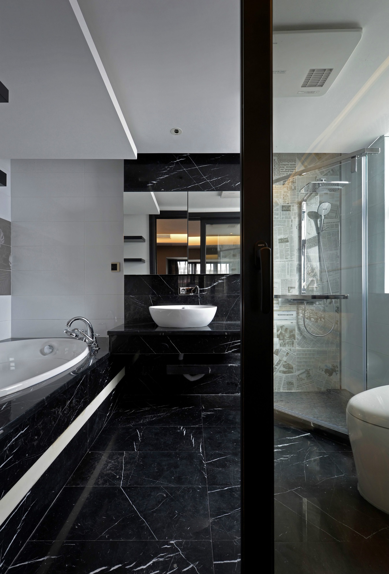 卫浴间采用了干湿分离设计，黑白色调下营造出艺术浪漫的观感，提升了空间格调。