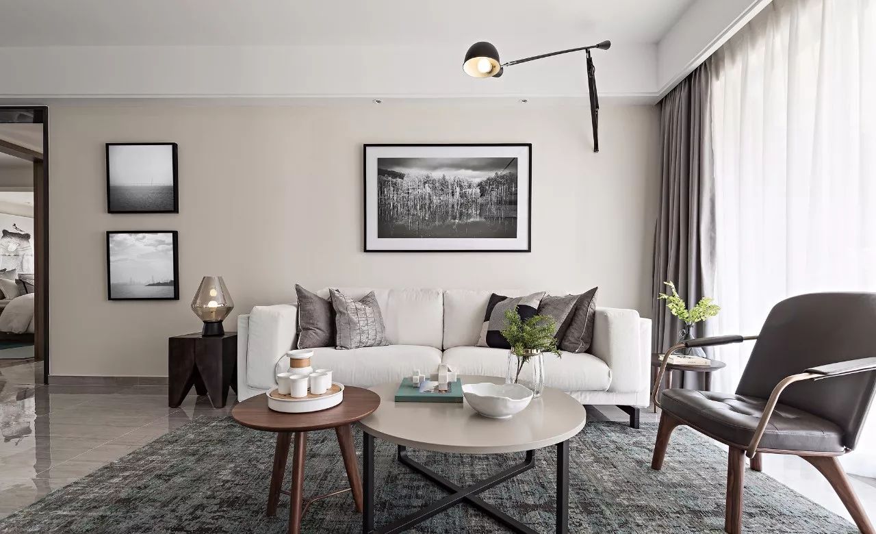 客厅以现代简约手法打造，空间使用白色、米色、咖色、黑色相互碰撞，质感高。