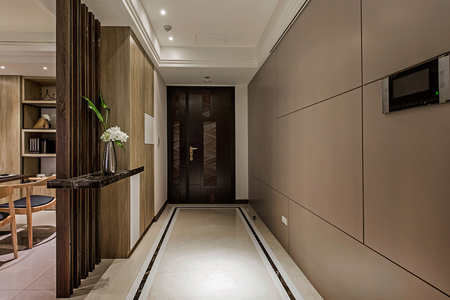 玄关空间以素色为主基调，布置有玄关柜和格栅，营造出简约舒适的氛围。