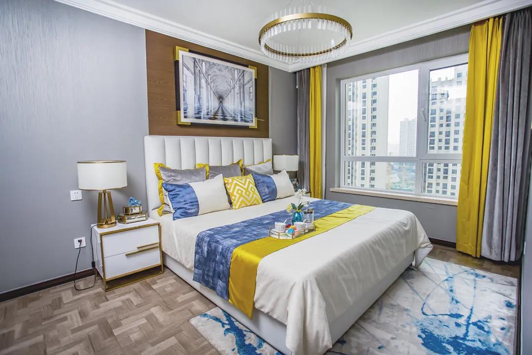 金色与蓝色的搭配让整个空间分外明亮，卧室有较大的窗户，采光效果很棒。