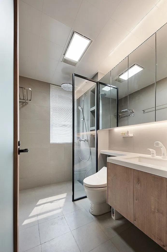 卫生间采用二式干湿分离，加上精美的镜面和照明，不经意间增添了精致感。