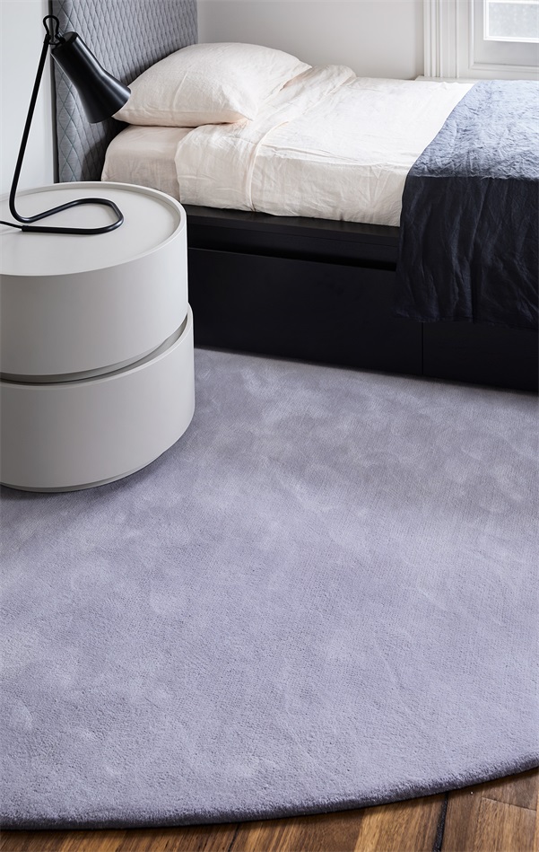儿童房软装布置上比较简单，床品配色诠释出设计的层次感，空间显得十分温馨。
