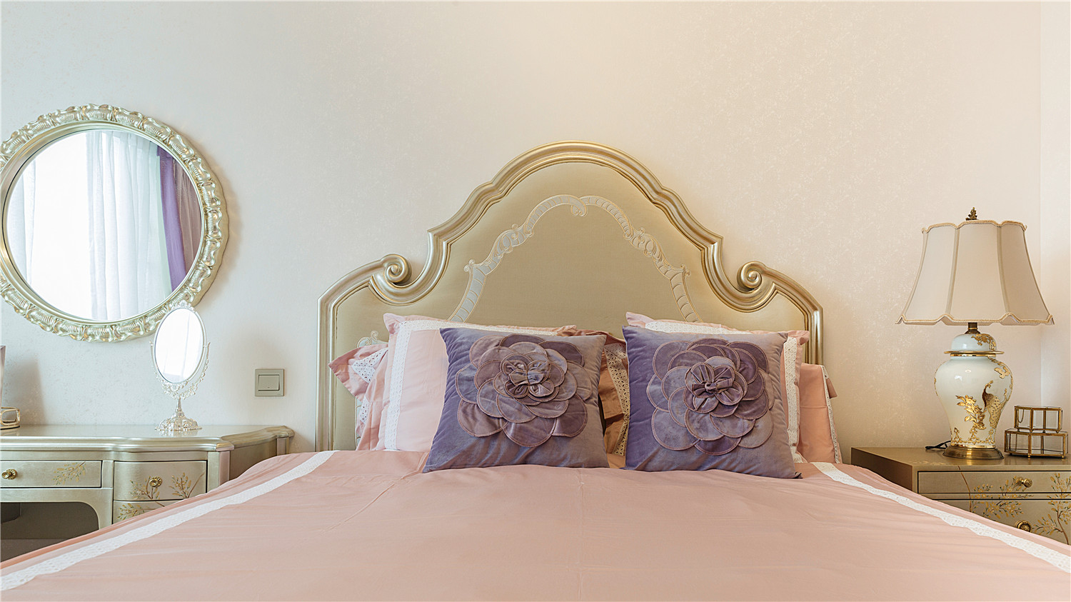 舒适的配色令整个次卧空间显得整洁而简净，软装的优雅造型令空间充满了仪式感。