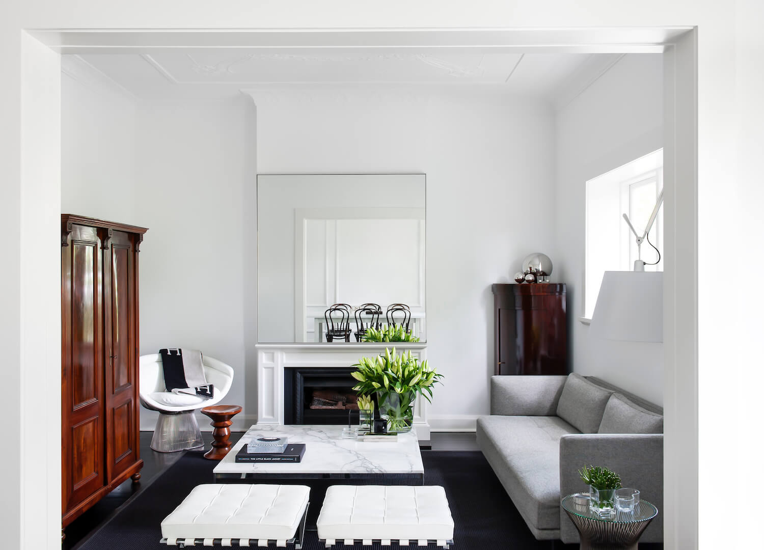 白灰色调简约时尚，绿植与原木收纳给安静的房间注入了鲜活的动态感。