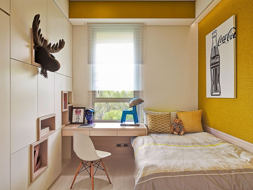 儿童房主要利用黄色壁纸提亮空间观感，令空间中弥漫着温暖而跃动的氛围。