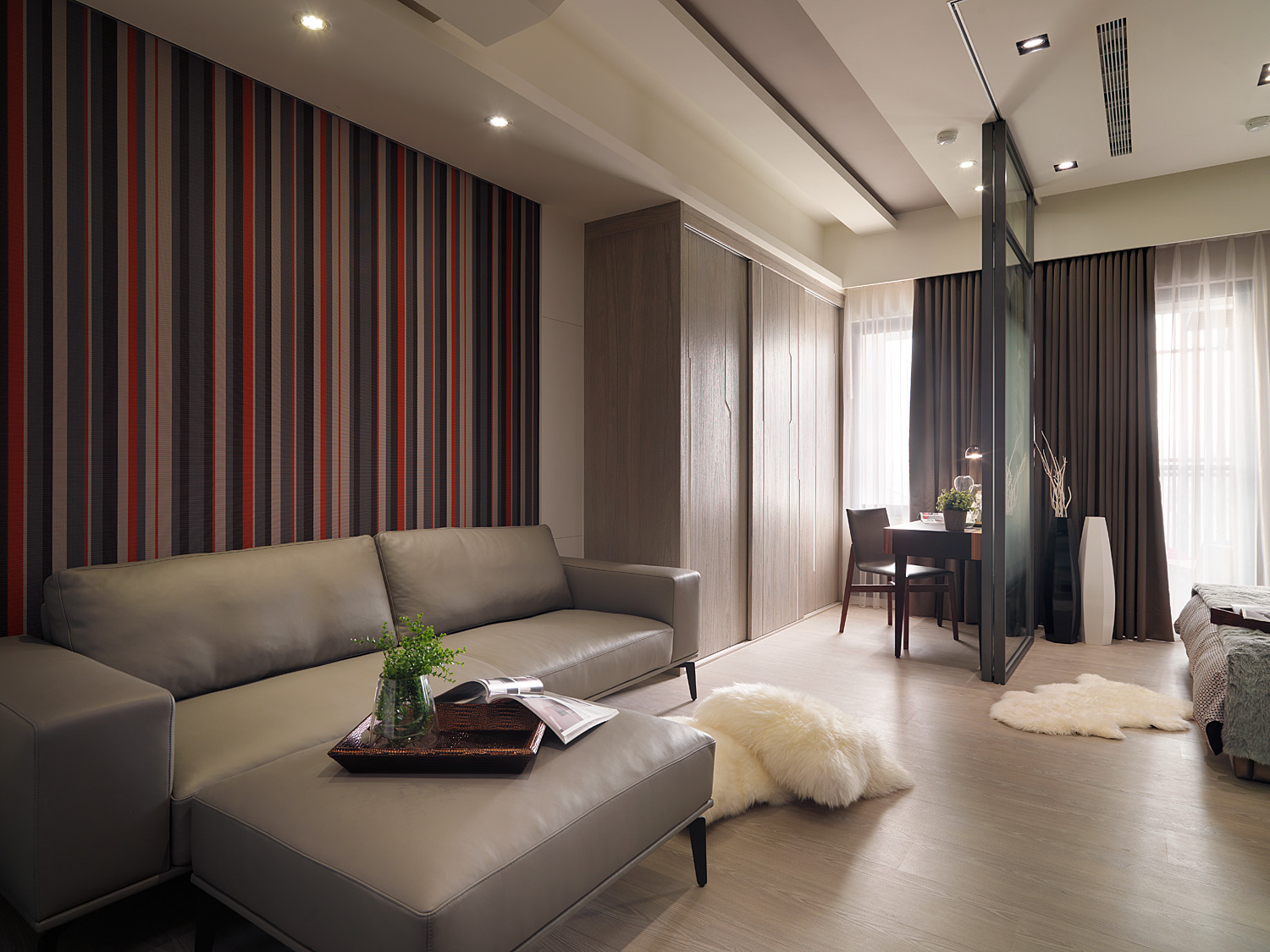 竖线贯穿于沙发墙背景中，家具的色彩搭配与其相辅相成，凸显现代美学。