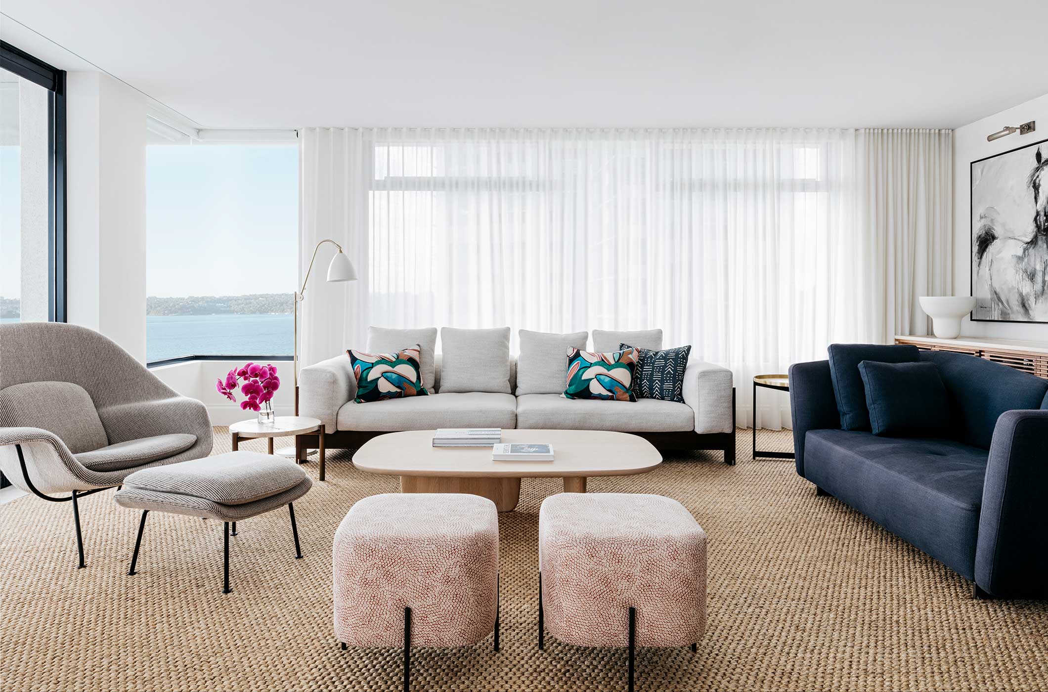 米白主色调彼此往来，家具造型优雅，呈现出舒适质朴又不失个性的客厅空间。
