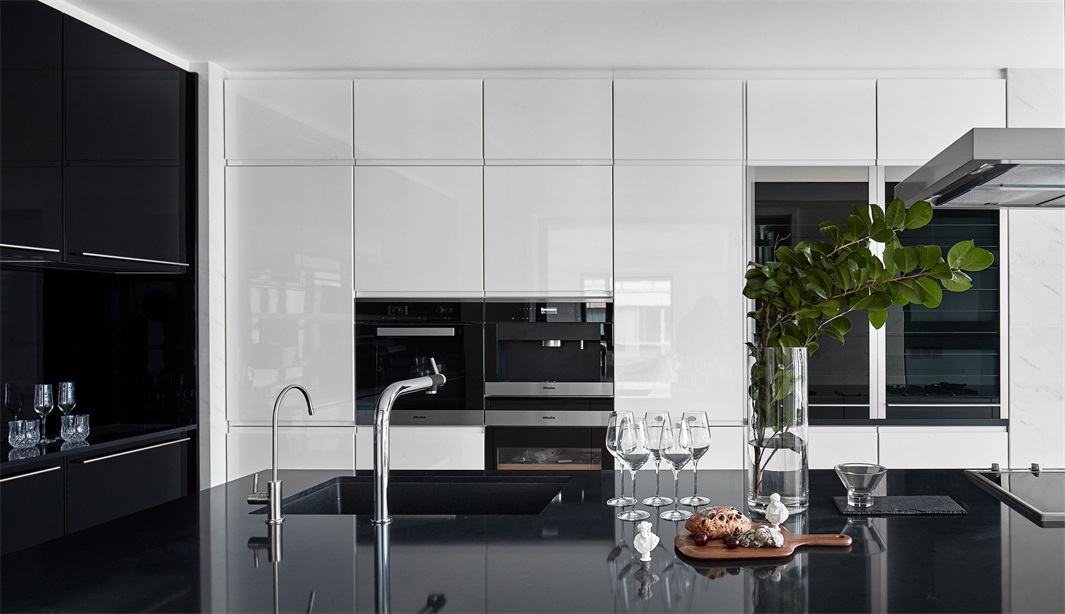 厨房使用经典的黑白色搭配，给人的冲击感，营造出自由随意的舒适感。