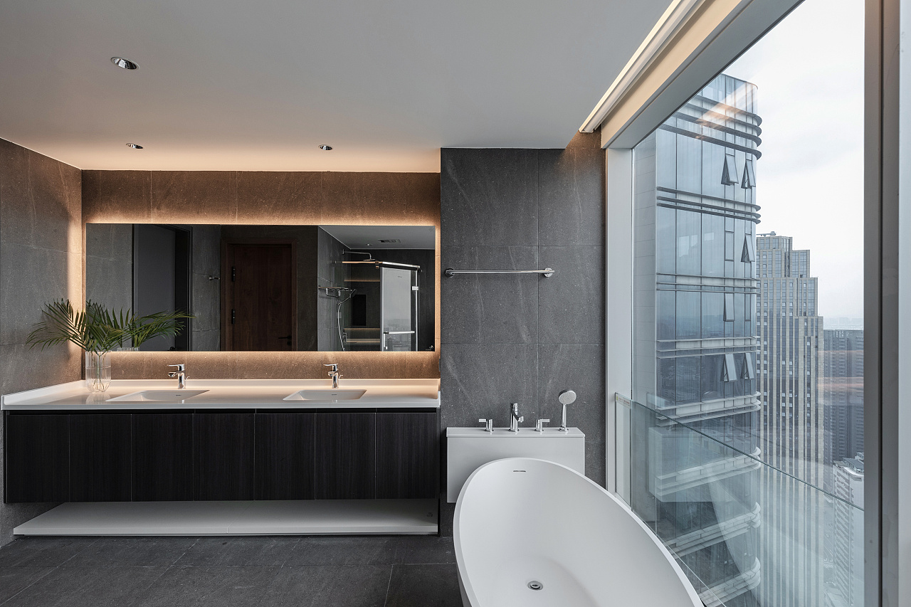 卫浴间设计别具匠心，灰色墙砖和地砖的选取搭配卫浴洁具，有效放大视觉空间。