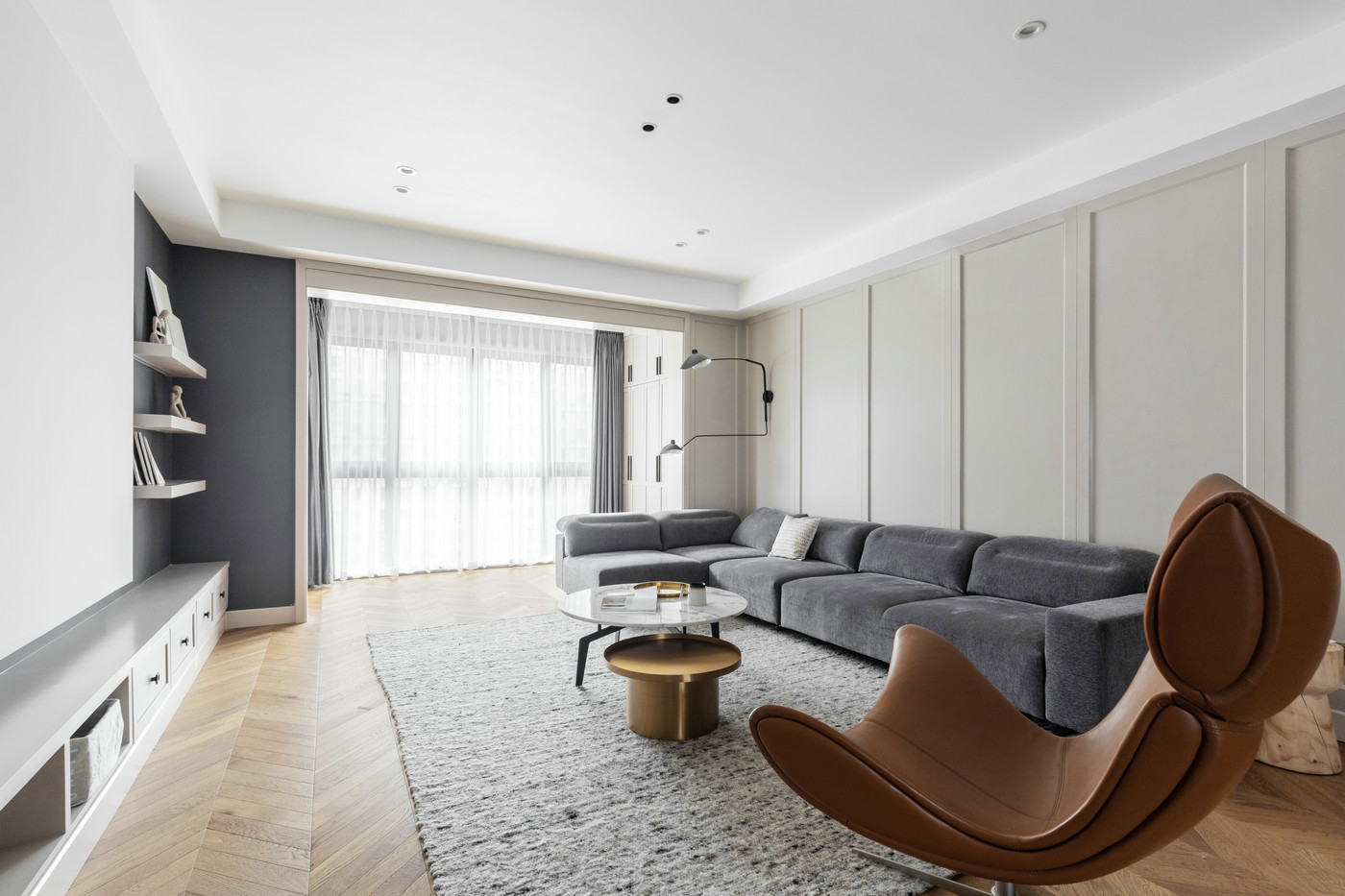 空间整体色调现代感十足，浅色背景墙搭配灰色沙发，使空间舒适而自然。