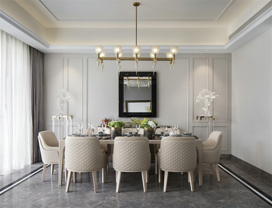 餐厅设计简单，墙面浅色护墙板搭配雅色餐桌偶，让空间看起来更为宽敞大气。