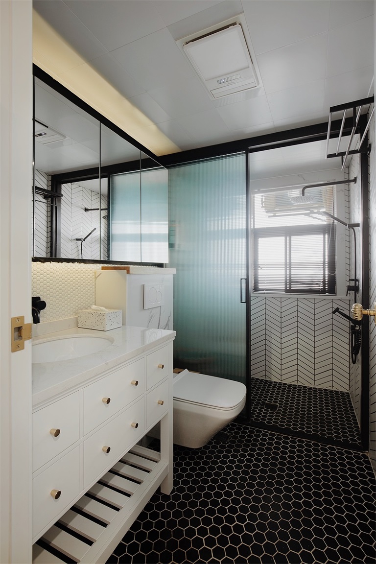 卫生间采用干湿分离设计，背景墙经典的黑色白配色相互柔和，造成时尚的视觉效果。