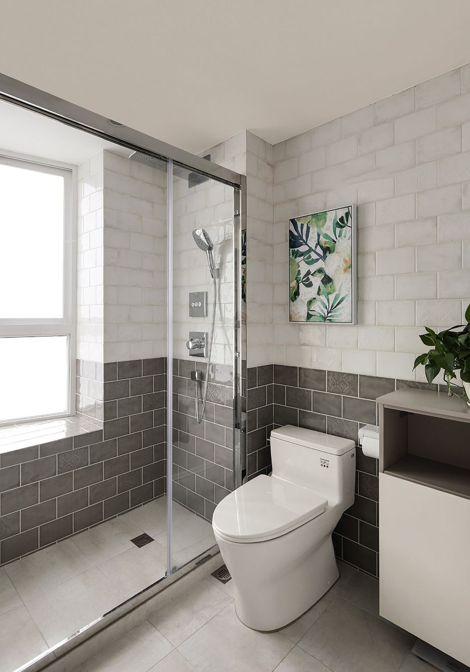 卫生间搭配灰白色的背景墙设计，结合自然阳光的引入，营造出放松舒适的氛围。